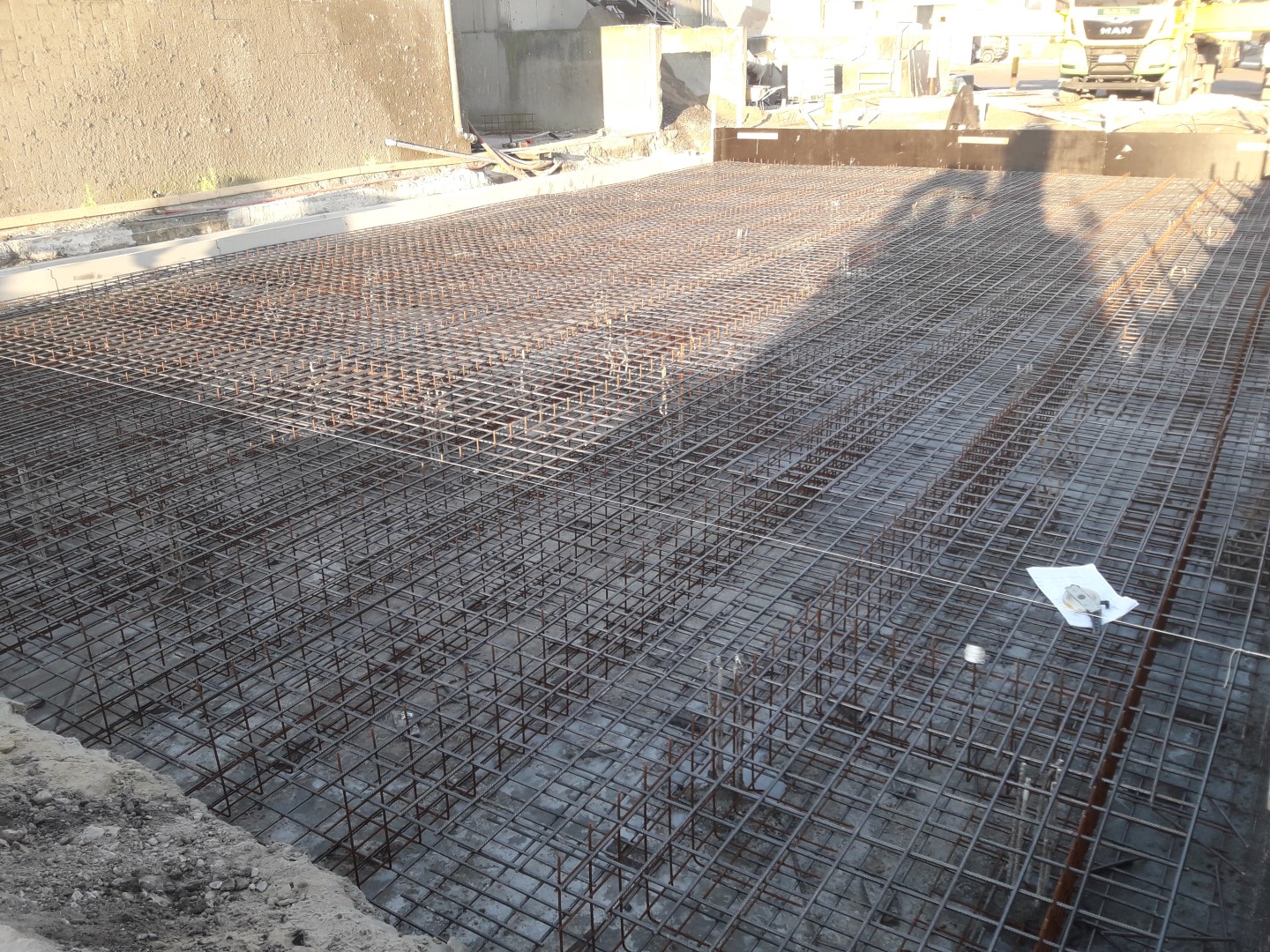 Bekisting & wapenen voor het betonneren van een vloerplaat van nieuwe betoncentrale